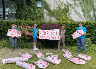 Bundestagsabgeordnete Michaela Noll hat die Banner von den Jugendlichen der Unicef-Gruppe entgegen genommen. Foto: Unicef