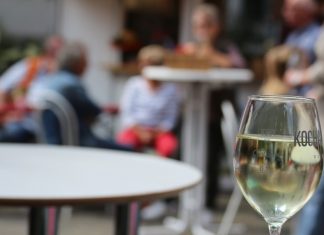 Wer auf den mettmanner Weinsommer nicht verzichten kann, bekommt mit der virtuellen Weinverkostung nun eine Alternative angeboten. Foto: André Volkmann
