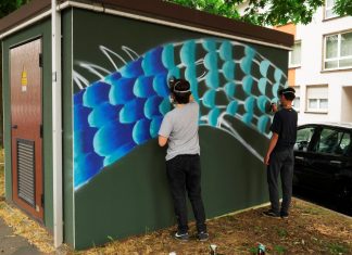 Die jungen Künstler Tom und Freddi vom Graffiti-Team des Jugendkulturjahres haben die erste Trafostation der Ratinger Stadtwerke umgestaltet. Foto: Stadt Ratingen