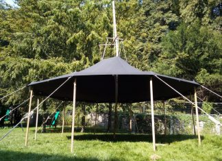 Kinder können im Garten des Neanderthals-Museums in einer "wohnen wie in der Steinzeit". Foto: Neanderthal-Museum