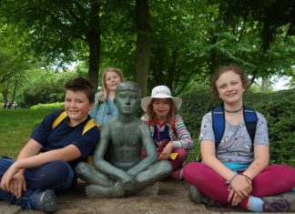 Zu den meistfotografierten Plastiken im Grugapark zählt der „Sitzende Knabe" von Robert Ittermann (1951), um den sich einige der Ausflügler platziert haben. Foto: Stadt Ratingen