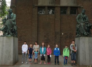 Zwischen den beiden Sitzbildnissen der Kölner Kunstsammler Wallraf und Richartz versammelten sich die Kulturrucksäckler zu einem Gruppenbild. Foto: Stadt Ratingen