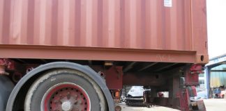 Der Container des Lastwagens war überladen. Foto: Polizei