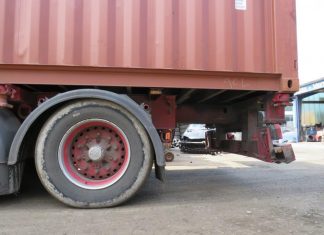 Der Container des Lastwagens war überladen. Foto: Polizei