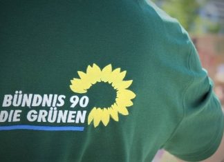 Ein T-Shirt mit dem Aufdruck "Bündnis 90/Die Grünen". Foto: André Volkmann