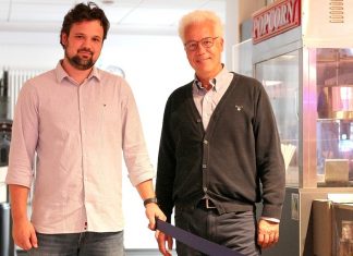 Den Neustart im Blick: Julian und Thomas Rüttgers treffen Vorbereitungen für die Wiedereröffnung. Foto: André Volkmann