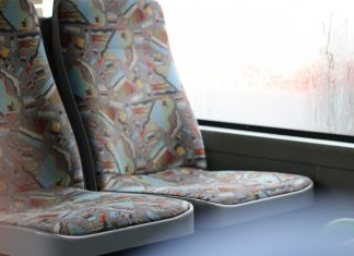 Leere Sitze in einem Bus. Foto: André Volkmann