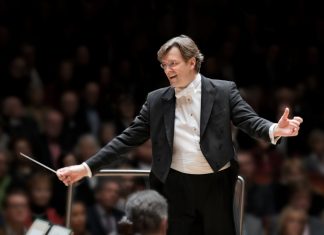 Generalmusikdirektor Tomáš Netopil leitet das Serenadenkonzert in der Essener Philharmonie. Foto: Saad Hamza