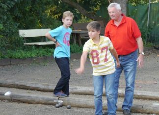 Kinder und Jugendliche können das Kugelwerfen in den Sommerferien kostenlos ausprobieren. Foto: Privat