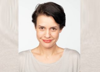 Schauspielerin Floriane Kleinpaß lässt die Texte auf der Bühne lebendig werden. Foto: Philip Lethen