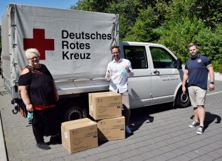 Übergabe der Schutzmasken (v.l.): Nadine Tronke (DRK Velbert-Mitte), Kevin Peter (Geschäftsführer Laminat-Depot) und Steffen Ockenga (DRK Velbert-Mitte).