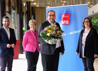 Shamail Arshad aus Velbert, stellvertretender Kreisvorsitzender; Elisabeth Müller-Witt MdL aus Ratingen und Kerstin Griese MdB mit Landratskandidat Jens Geyer aus Monheim (2. v.r.). Foto: SPD Kreis Mettmann