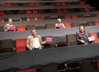 Chefdramaturgin Vera Ring, Intendant Christian Tombeil, Dramaturgin Carola Hannusch und Dramaturg Simon Meienreis in der Corona-Bestuhlung des Essener Grillo-Theaters. Foto: TUP