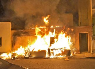 Der Sperrmüll ist laut Polizei wahrscheinlich vorsetzlich in Brand gesteckt worden. Foto: Polizei