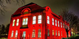 Das Steigerhaus in Oberhausen zeigt "Alarmstufe Rot". Foto: LK Aktiengesellschaft