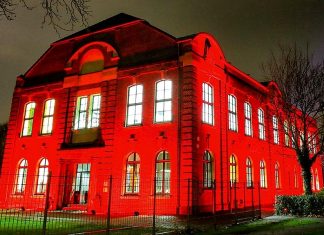 Das Steigerhaus in Oberhausen zeigt "Alarmstufe Rot". Foto: LK Aktiengesellschaft