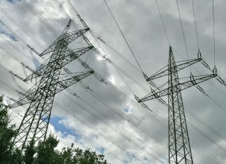 An den Hochspannungsleitungen wird gearbeitet. Foto: Mathias Kehren