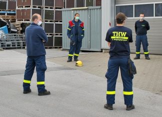 Mit viel Abstand wieder möglich: Besprechung beim THW-Ortsverband Velbert. Foto: privat