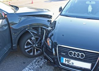 Beide Autos wurden bei dem Frontalzusammenstoß stark beschädigt. Foto: Polizei