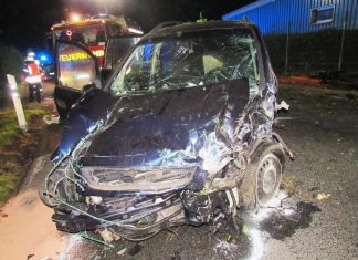 Der Opel Zafira wurde durch die Wucht des Aufprall stark beschädigt. Foto: Polizei