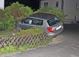 Erst im Vorgarten kam der Wagen zum Stehen. Foto: Polizei