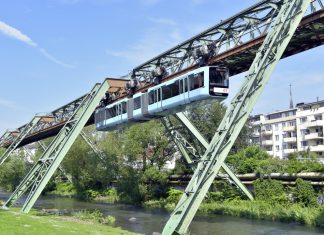 Die Wuppertaler Schwebebahn ist unterwegs. Foto: WSW