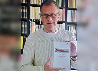 Der Velberter Wim Martin mit seinem neu erschienen Roman "Babylon Cam". Foto: privat