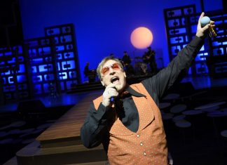 Der Aalto-Tenor Albrecht Kludszuweit in der Musical-Revue „Yesterdate“. Foto: Matthias Jung