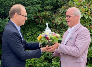 Blumen und "Chef-Nadel" übergeben: Martin Bürgener (r.) hat das Lions-Präsidentenamt von Jörg Liebig (l.) übernommen. Foto: privat