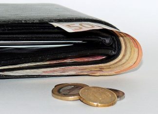 Geld zurück oder Gutschein? Diese Frage beschäftigt Kunden in Corona-Zeiten. Die NRW-Verbraucherschützer geben Tipps. Foto: pixabay
