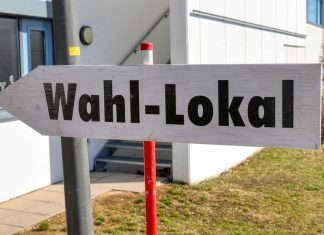 Ein Schild weist den Weg zu einem Wahllokal. Bild: pixabay