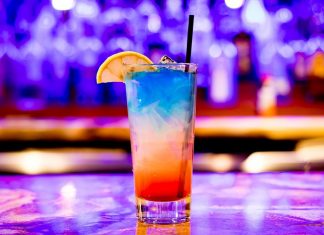Ein Cocktailglas steht bereit. Foto: pixabay