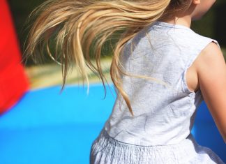 Ein Mädchen spielt. Foto: pixabay