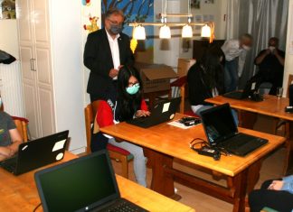 Nach der Übergabe durften die Kinder und Jugendlichen die Laptops auch gleich ausprobieren. Foto: Kreisstadt Mettmann