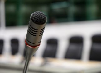 Ein Mikrofon in einem Sitzungssaal. Foto: pixabay