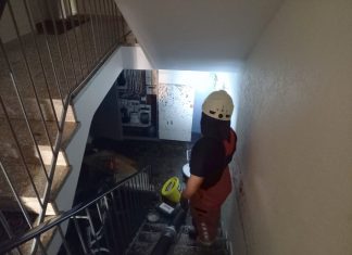 An der Wand und dem Verteilerkasten ist erkennbar, wie hoch das Wasser zeitweilig stand. Foto: Feuerwehr Velbert