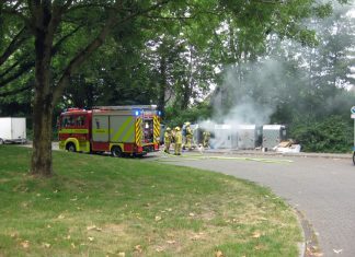 Sichtbar drang Rauch an dem Container. Foto: Polizei