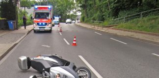 Der Rollerfahrer stürzte bei dem Bremsmanöver und verletzte sich schwer. Foto: Polizei