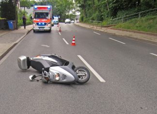 Der Rollerfahrer stürzte bei dem Bremsmanöver und verletzte sich schwer. Foto: Polizei
