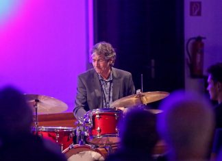 Peter Baumgärtner spielt auf der Bühne an der Stadthalle. Foto: Andreas Jütten