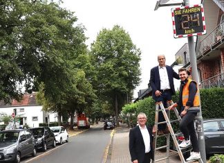 Ortstermin mit (von links) Bürgermeister Klaus Pesch, Tiefbauamtsleiter Ekkehard Deußen und Alexander Grote-Westrich (praxisorientierter Student im Tiefbauamt) an der Gerhardstraße, wo nun testweise ein „Dialog-Display“ installiert wurde. Foto: Stadt Ratingen