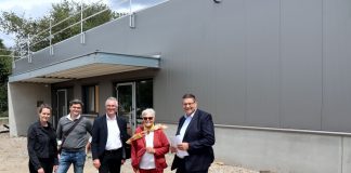 Der Rohbau für den neuen Tafel-Laden steht, darüber freuen sich (von rechts) Volkmar Schnutenhaus (WoGeRa), Ingrid Bauer (Tafel Ratingen), Bürgermeister Klaus Pesch sowie Marcus Lücker und Kathrin Beckmann (LückerBeckmann Architekten). Foto: Stadt Ratingen