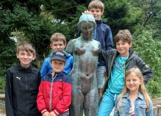 Begeistert zeigten sich die Ratinger Kinder von Maillols Bronzeplastik "Harmonie" (1940). Hugo Henkel stiftete der Stadt die Figur als Ehrung und Erinnerung an Heinrich Heine (1797-1856). Foto: Stadt Ratingen