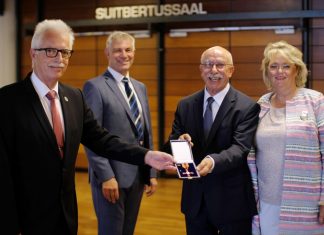 Landrat Thomas Hendele, Bürgermeister Klaus Pesch und Detlef Parr mit Ehefrau Andrea. Foto: Achim Blazy