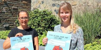 Lena Steinhäuser (links) und Elena Plank präsentieren das Titelbild des neuen „Leo-Heftes“. Foto: Stadt Ratingen