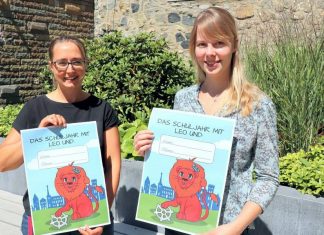 Lena Steinhäuser (links) und Elena Plank präsentieren das Titelbild des neuen „Leo-Heftes“. Foto: Stadt Ratingen