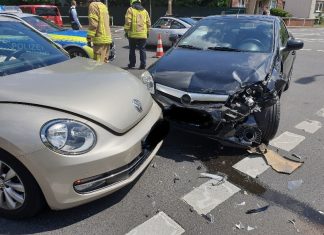 Die beiden Autos stießen frontal zusammen. Foto: Feuerwehr Ratingen