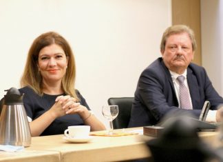 Die neue Geschäftsführerin Jessica Llerandi Pulido und ihr Vorgänger Bern Huckels. Foto: André Volkmann