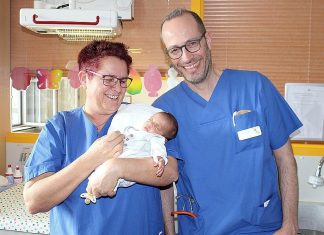 Dr. Sören Lutz, Chefarzt in der Klinik für Kinder- und Jugendmedizin und Kinderneurologie und Frau Marion Sarfeld leitende Kinderkrankenschwester der neonatologischen Einheit am Helios Klinikum Niederberg mit Frühchen Ilyas. Foto: Helios-Klinikum