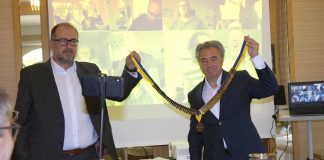 Der scheidende Präsident Prof. Dr. Kai-Dietrich Wolf (links im Bild) übergibt die Präsidentenkette an den Nachfolger Juan Gregori y Ribes. Foto: Rotary-Club Velbert